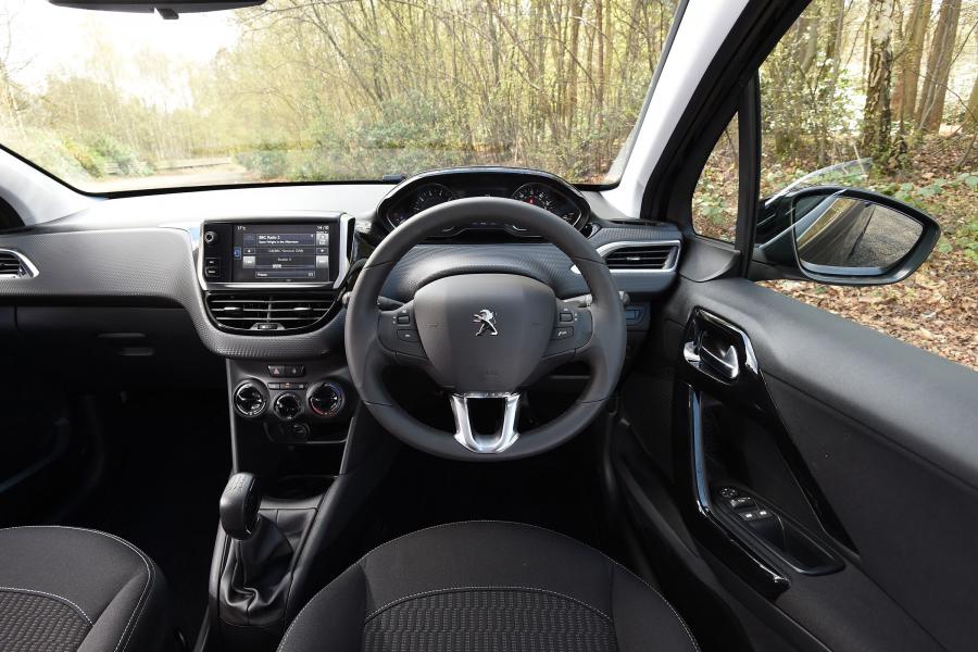 Торпедо Peugeot 208 Black Edition 3-Door 2017 года  (фото 9 из 11)